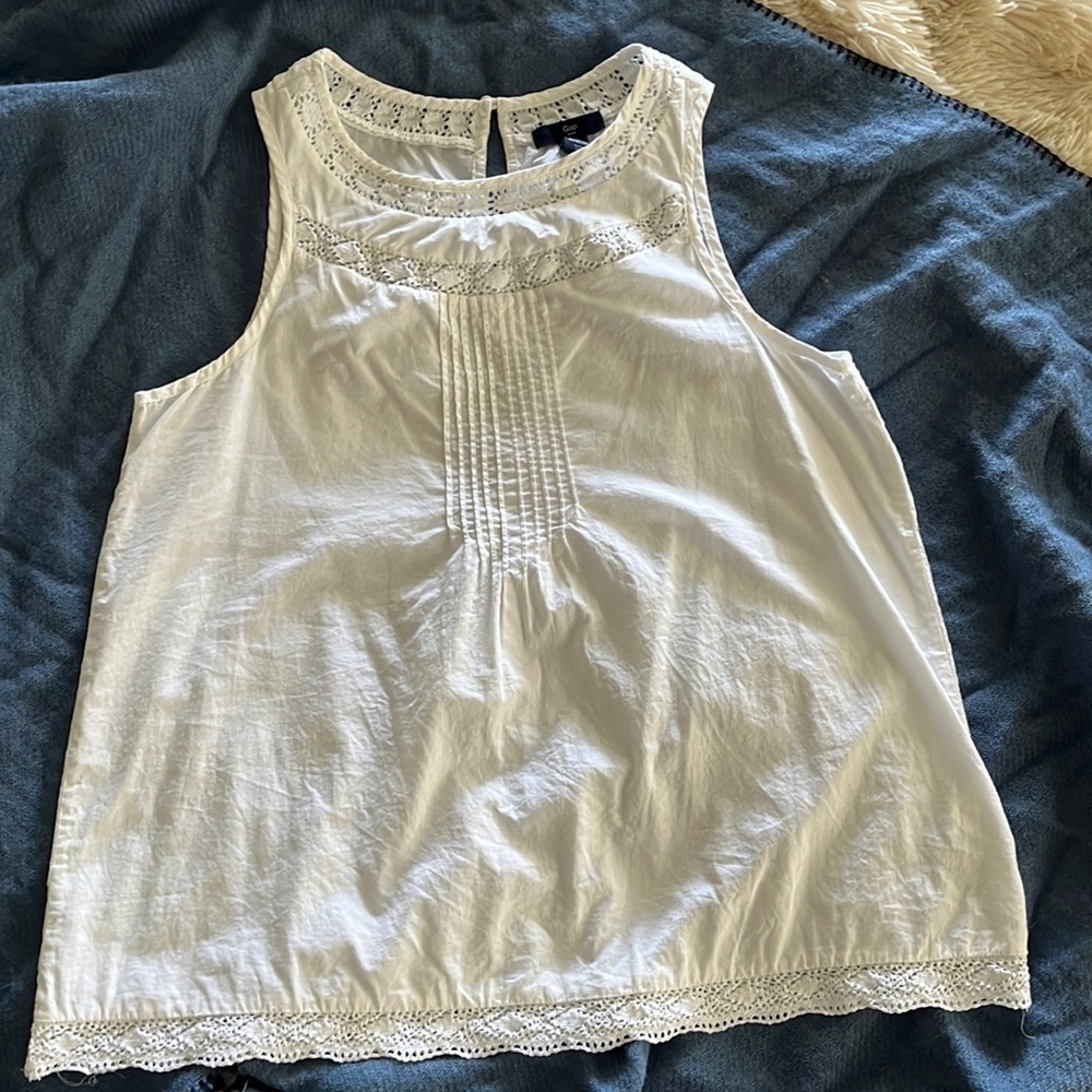 Gap white embroidered tank size s